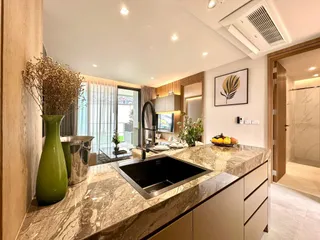 Balance by the beach в Кароне