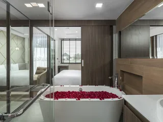 The Proud Karon в Кароне